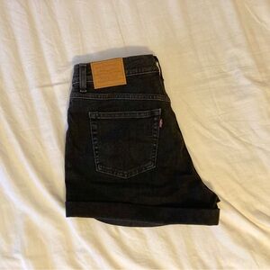 Levi’s high waist black cuffed mom denim shorts size W29